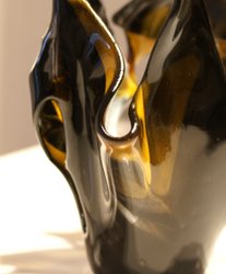 Laila Orning började sin konstnärsbana med glas. Detta i kombination med måleri får nu två eldsjälar att mötas över det kreativa bordet.